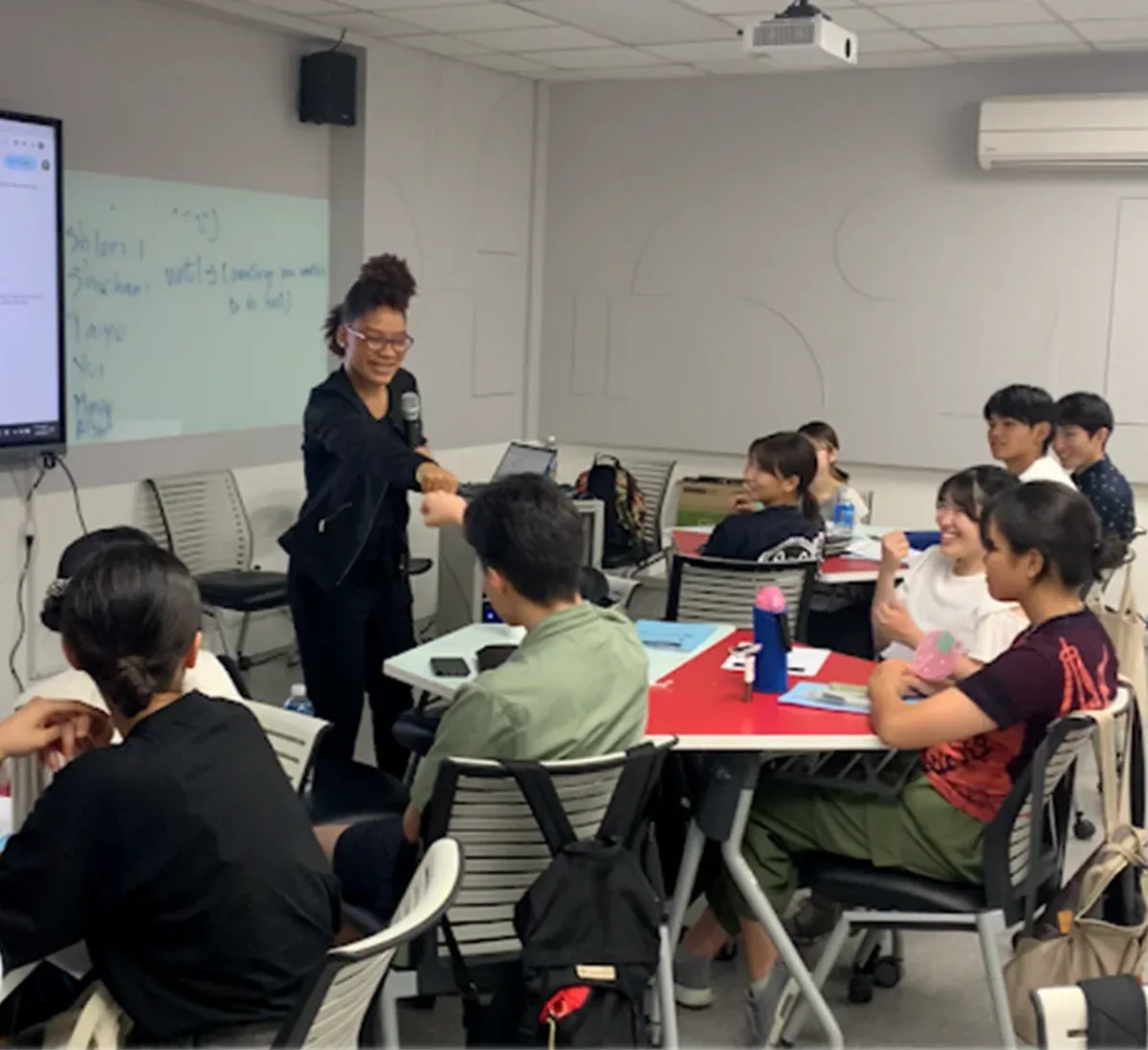 台湾現地合宿の授業の様子。講師が生徒の机を回って指導している