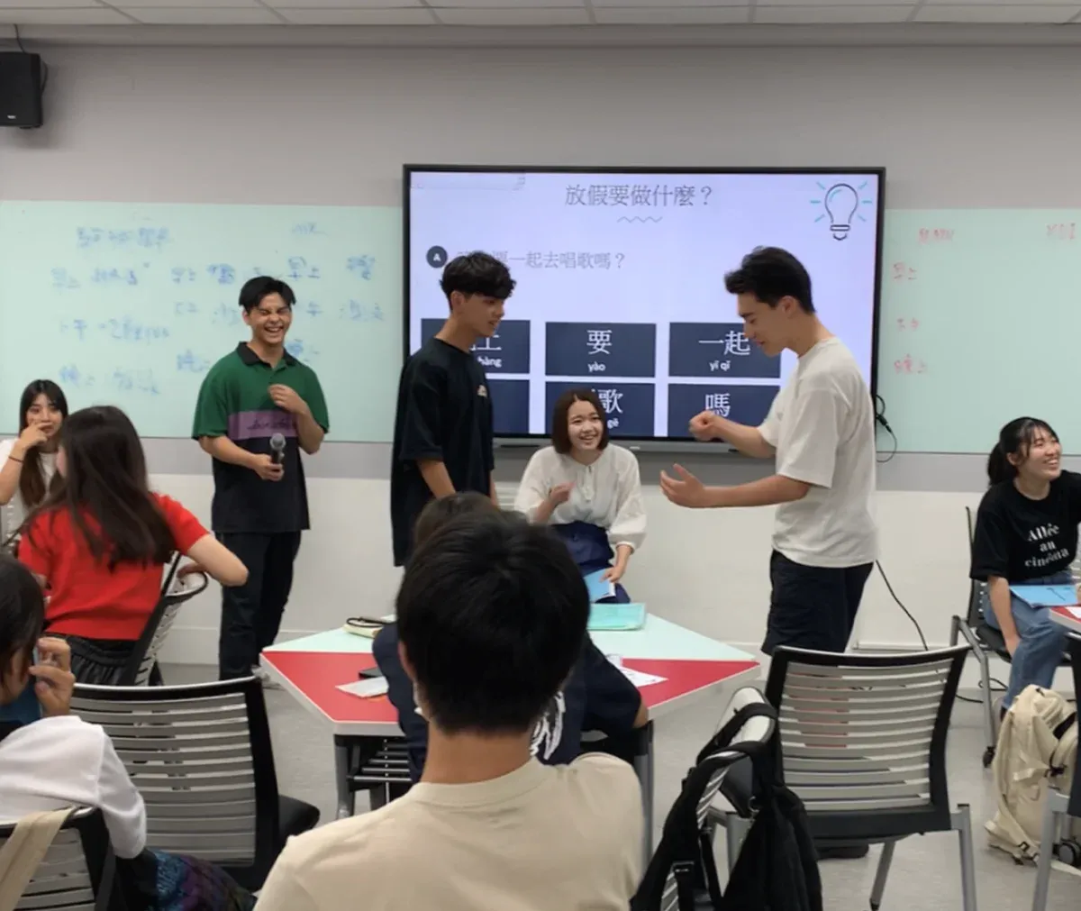 台湾現地合宿の授業の様子。生徒が前に出て中国語で会話練習をしている