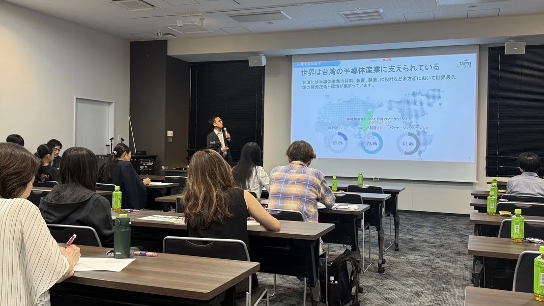2026年6月 東京・新宿で開いた国立台北科技大学との合同説明会。台湾の半導体産業のシェアを示すスライドを前に説明している